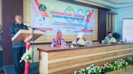 Drs Amrin Taone, M.Pd saat memberikan sambutannya usai membuka kegiatan bimbingan teknis/sosialisasi implementasi perizinan berusaha berbasis risiko di hotel mira Kamis (16/5/2024).