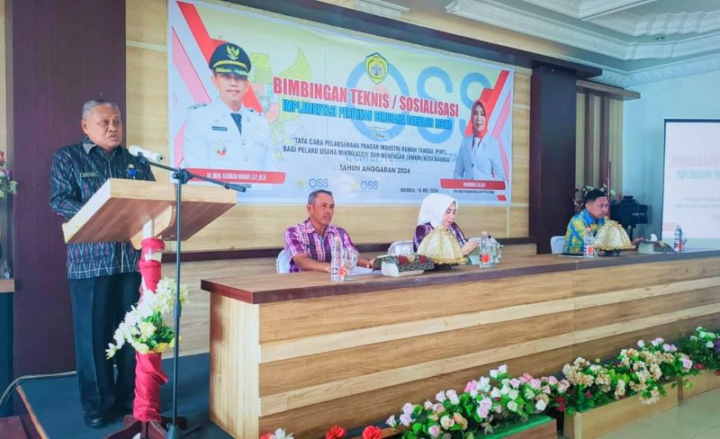 Drs Amrin Taone, M.Pd saat memberikan sambutannya usai membuka kegiatan bimbingan teknis/sosialisasi implementasi perizinan berusaha berbasis risiko di hotel mira Kamis (16/5/2024).
