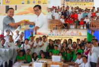 Sekretaris Panitia Hari Kenaikan Yesus Kristus Niko Samara bersama jajaran panitia menyerahkan bantuan paket sembako dan perlengkapan sekolah di dua panti asuhan. Sabtu, (18/05/2024).