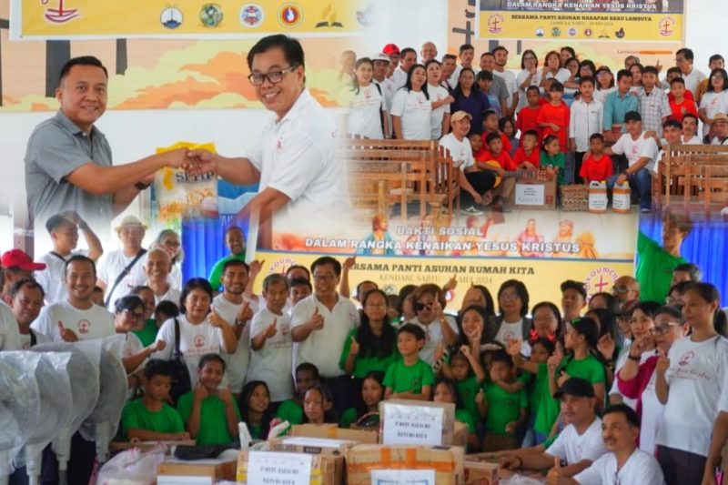 Sekretaris Panitia Hari Kenaikan Yesus Kristus Niko Samara bersama jajaran panitia menyerahkan bantuan paket sembako dan perlengkapan sekolah di dua panti asuhan. Sabtu, (18/05/2024).