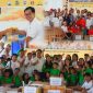 Sekretaris Panitia Hari Kenaikan Yesus Kristus Niko Samara bersama jajaran panitia menyerahkan bantuan paket sembako dan perlengkapan sekolah di dua panti asuhan. Sabtu, (18/05/2024).
