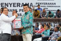 Kepala BPK RI Perwakilan Sultra, Dadek Nandemar menyerahkan WTP kepada Wakil Bupati (Wabup) Konut, H. Abuhaera, di Kantor Perwakilan BPK RI Sultra Kendari, Rabu, (22/5/2024).