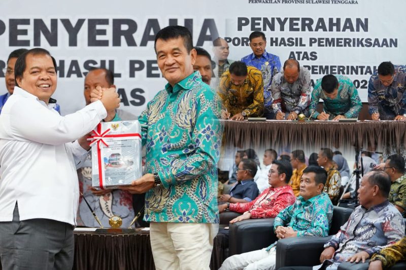 Kepala BPK RI Perwakilan Sultra, Dadek Nandemar menyerahkan WTP kepada Wakil Bupati (Wabup) Konut, H. Abuhaera, di Kantor Perwakilan BPK RI Sultra Kendari, Rabu, (22/5/2024).