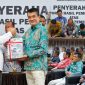 Kepala BPK RI Perwakilan Sultra, Dadek Nandemar menyerahkan WTP kepada Wakil Bupati (Wabup) Konut, H. Abuhaera, di Kantor Perwakilan BPK RI Sultra Kendari, Rabu, (22/5/2024).