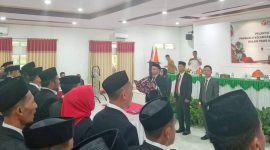 Ketua Bawaslu Konut, Isbar mengambil sumpah dan jabatan 39 Panwascam dalam Pilkada 2024 di salah satu hotel Konut, Jumat (24/5/2024).