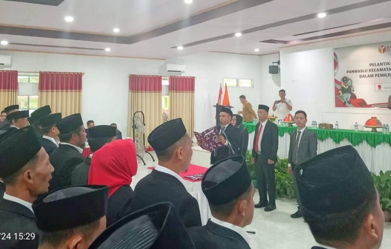 Ketua Bawaslu Konut, Isbar mengambil sumpah dan jabatan 39 Panwascam dalam Pilkada 2024 di salah satu hotel Konut, Jumat (24/5/2024).