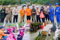 Dinas sosial bersama kwatir cabang pramuka konawe Utara salurkan bantuan paket makanan di lokasi banjir trans sulawesi desa sambandete.