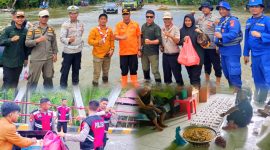 Dinas sosial bersama kwatir cabang pramuka konawe Utara salurkan bantuan paket makanan di lokasi banjir trans sulawesi desa sambandete.