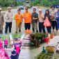 Dinas sosial bersama kwatir cabang pramuka konawe Utara salurkan bantuan paket makanan di lokasi banjir trans sulawesi desa sambandete.