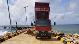Proyek Dermaga Pelabuhan Munse di Kabupaten Konawe Kepulauan (Konkep), Sulawesi Tenggara yang dikabarkan ambruk nampak mengalami kerusakan ringan.