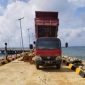 Proyek Dermaga Pelabuhan Munse di Kabupaten Konawe Kepulauan (Konkep), Sulawesi Tenggara yang dikabarkan ambruk nampak mengalami kerusakan ringan.