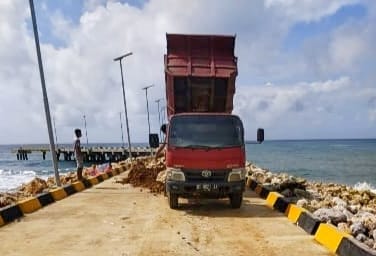 Proyek Dermaga Pelabuhan Munse di Kabupaten Konawe Kepulauan (Konkep), Sulawesi Tenggara yang dikabarkan ambruk nampak mengalami kerusakan ringan.