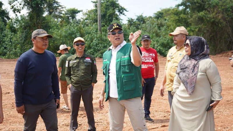 Bupati Konawe Utara, H. Ruksamin, bersama rombongan melakukan peninjauan lokasi yang akan menjadi pusat acara pembukaan MTQ Sultra di Kelurahan Wanggudu, Kecamatan Asera pada Sabtu, 15 Juni 2024.