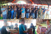 Kapolda Sultra, Irjen Pol. Dwi Irianto, S.I.K., M.Si bersama Wakapolda Sultra, Brigjen Pol. Amur Chandra Juli Buana, S.H., M.H bersama Kapolres Konut, AKBP Priyo Utomo menyerahkan paket bansos di kecamatan andowia, minggu, (02/06/2024).