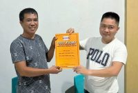 Ketua DPC Kabupaten Konawe Utara, Samir menyerahkan langsung rekomendasi DPP Partai Hanura oleh Ketua DPC PBB Kabupaten Konawe Utara Herman Sewani, S.H, pada Minggu malam 2 Juni 2024.