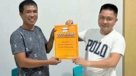 Ketua DPC Kabupaten Konawe Utara, Samir menyerahkan langsung rekomendasi DPP Partai Hanura oleh Ketua DPC PBB Kabupaten Konawe Utara Herman Sewani, S.H, pada Minggu malam 2 Juni 2024.