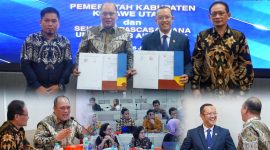 H. Ruksamin bersama Direktur Sekolah Pascasarjana Universitas Airlangga, Surabaya, Prof. Badri Munir Sukoco, S.E., MBA., Ph.D, menandatangani Perjanjian Kerja Sekolah Pascasarjana Unair Surabaya. Rabu, (05/06/2024). 