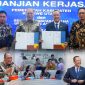 H. Ruksamin bersama Direktur Sekolah Pascasarjana Universitas Airlangga, Surabaya, Prof. Badri Munir Sukoco, S.E., MBA., Ph.D, menandatangani Perjanjian Kerja Sekolah Pascasarjana Unair Surabaya. Rabu, (05/06/2024). 