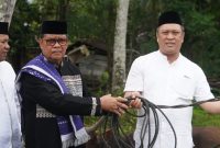 Bupati Konawe Utara, H. Ruksamin menyerahkan hewan kurban Idul Adha tahun 1445 H / 2024 Masehi, di desa basule, kecamatan lasolo, konawe Utara. Senin, (17/06/2024). 