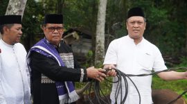 Bupati Konawe Utara, H. Ruksamin menyerahkan hewan kurban Idul Adha tahun 1445 H / 2024 Masehi, di desa basule, kecamatan lasolo, konawe Utara. Senin, (17/06/2024). 