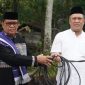 Bupati Konawe Utara, H. Ruksamin menyerahkan hewan kurban Idul Adha tahun 1445 H / 2024 Masehi, di desa basule, kecamatan lasolo, konawe Utara. Senin, (17/06/2024). 