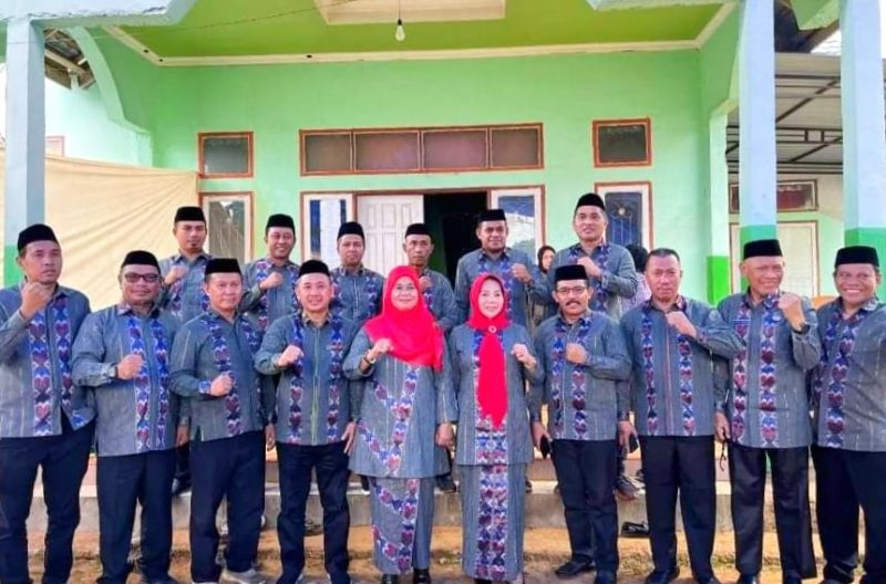 Rombongan kafilah MTQ Kabupaten Konawe Kepulauan diketuai Ir. H. Cecep Trisnajayadi, M.M (Sekda Konkep) dan Sekretaris Kafilah, Hj. Suriawaty, S.Pd., M.Pd saat tiba di posko. Wanggudu, Konawe Utara. Jum'at (20/06/2024).
