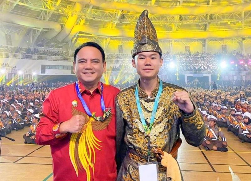 Pj Gubernur Sulawesi Tenggara, Andap Budhi Revianto bersama Nabiel Musyarraf R. Anak berprestasi asal Sultra.