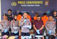 Kepala Kepolisian Resort Konawe utara, AKBP Priyo Utomo, SH., S.I.K memimpin konferensi pers penangkapan 4 orang tersangka pengedar narkoba. Kamis, (24 Juli 2024).