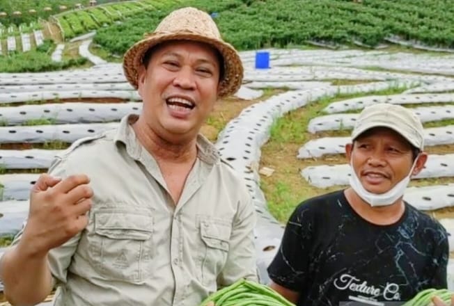 Meski berprofesi sebagai Bupati Konawe Utara, identitas KTP Ruksamin masih berstatus seorang petani. (Foto. Ist)