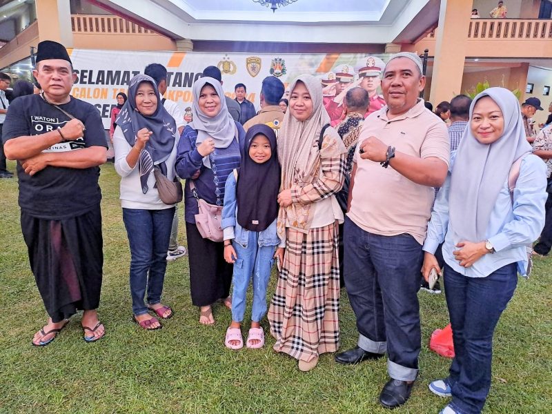 Keluarga rifda turut berbagai atas kelulusan Taruni Akpol 2024.