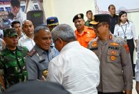 Silvester Sili Laba sambut Komjen Pol. Dr. Marthinus Hukom beserta rombongan di Bandar Udara Halu Oleo. Senin (29/07/2024).