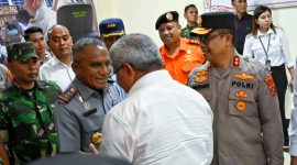 Silvester Sili Laba sambut Komjen Pol. Dr. Marthinus Hukom beserta rombongan di Bandar Udara Halu Oleo. Senin (29/07/2024).