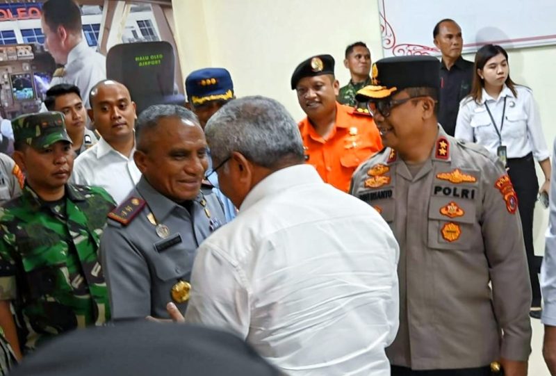 Silvester Sili Laba sambut Komjen Pol. Dr. Marthinus Hukom beserta rombongan di Bandar Udara Halu Oleo. Senin (29/07/2024).