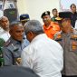 Silvester Sili Laba sambut Komjen Pol. Dr. Marthinus Hukom beserta rombongan di Bandar Udara Halu Oleo. Senin (29/07/2024).