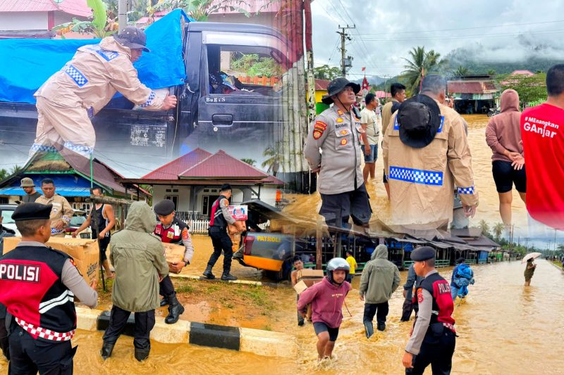 Jajaran personel polres konawe utara bantu evakuasi warga terdampak banjir meluapnya kali anggomate di andowia. Selasa (30/07/2024).