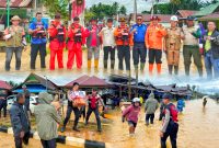Tim gabungan melakukan tindakan upaya preventif di lokasi banjir kecamatan andowia. Selasa, (30/07/2024). 