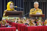 Kepala BKD Sultra, Dra. Hj Zanuriah., M. Si, (kiri) membuka kegiatan Sosialisasi dua peraturan KemenPAN-RB dan BKN di Hotel Kubha 9. Selasa, (30-31 Juli 2024)