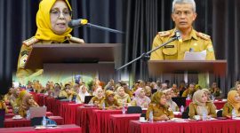 Kepala BKD Sultra, Dra. Hj Zanuriah., M. Si, (kiri) membuka kegiatan Sosialisasi dua peraturan KemenPAN-RB dan BKN di Hotel Kubha 9. Selasa, (30-31 Juli 2024)