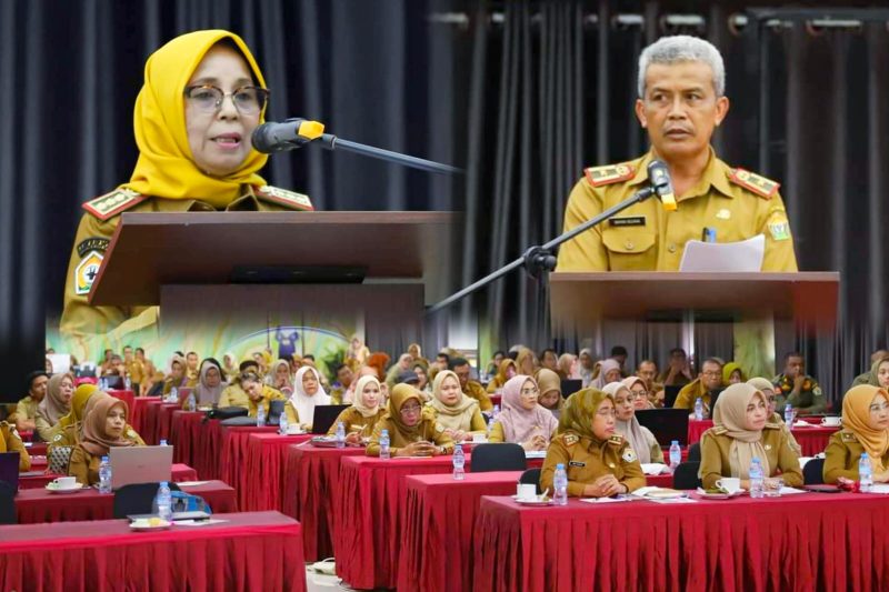 Kepala BKD Sultra, Dra. Hj Zanuriah., M. Si, (kiri) membuka kegiatan Sosialisasi dua peraturan KemenPAN-RB dan BKN di Hotel Kubha 9. Selasa, (30-31 Juli 2024)