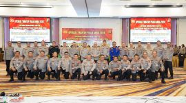 Foto Bersama Irjen Pol Dwi Irianto, S.I.K., M.Si, usai menutup kegiatan Tactical Floor Game yang berlangsung pada Kamis, 8 Agustus 2024.