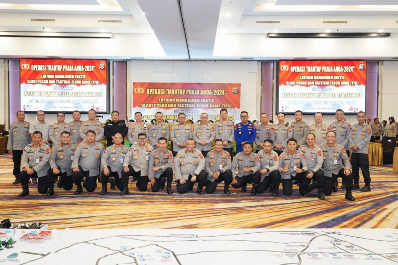 Foto Bersama Irjen Pol Dwi Irianto, S.I.K., M.Si, usai menutup kegiatan Tactical Floor Game yang berlangsung pada Kamis, 8 Agustus 2024.