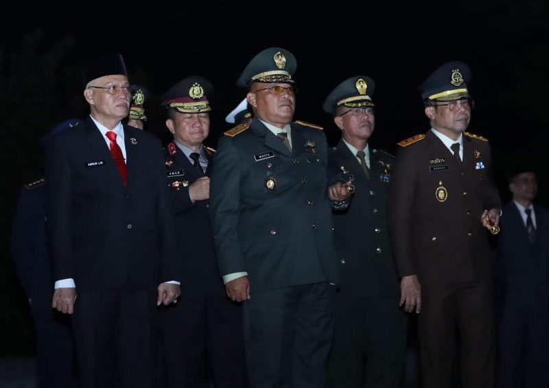 Drs. Asrun Lio, M.Hum., Ph.D., menghadiri Apel Kehormatan dan Renungan Suci dalam rangka memperingati HUT Ke-79 Proklamasi Kemerdekaan Republik Indonesia tahun 2024. Jum'at malam (16/08/2024).