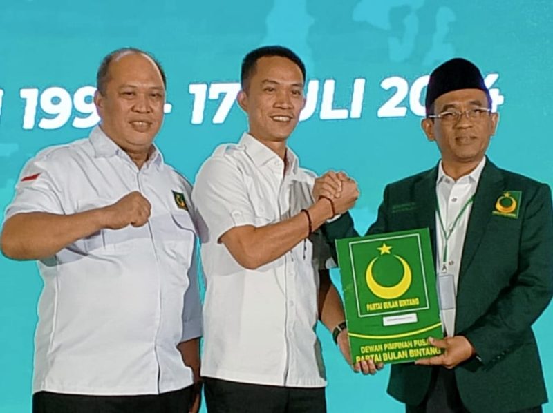 H. Ikbar didampingi Ketua DPW PBB Sultra, H. Ruksamin menerima secara resmi B1KWK oleh Pj Ketua Umum DPP PBB, Dr. Fahri Bachdim, SH., MH pada acara Milad ke-26 PBB, berlangsung di salah satu hotel di Jakarta, Sabtu (03/08/2024).