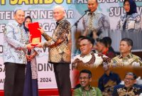 Kabinda Sultra yang lama Brigjen TNI R Toto Oktaviana didampingi istri dalam suasana pisah sambut kepada Kolonel Inf Saripuddin. Pj Gubernur Komjen Pol (P) Andap Budhi Revianto diwakili Sekda Sultra H Asrun Lio, Jumat (2/8/2024), bertempat di Rujab Gubernur Sultra.
