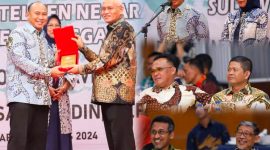 Kabinda Sultra yang lama Brigjen TNI R Toto Oktaviana didampingi istri dalam suasana pisah sambut kepada Kolonel Inf Saripuddin. Pj Gubernur Komjen Pol (P) Andap Budhi Revianto diwakili Sekda Sultra H Asrun Lio, Jumat (2/8/2024), bertempat di Rujab Gubernur Sultra.
