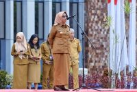 Kepala BKD Sultra, Zanuriah, memberikan pengarahan saat pimpinan apel gabungan dilaksanakan di halaman Kantor Gubernur Sultra, Senin, (05/08/2024).