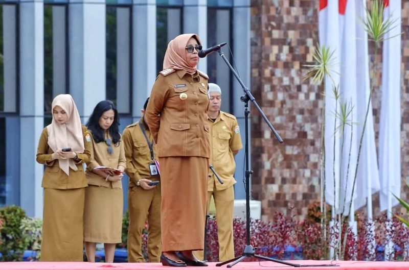 Kepala BKD Sultra, Zanuriah, memberikan pengarahan saat pimpinan apel gabungan dilaksanakan di halaman Kantor Gubernur Sultra, Senin, (05/08/2024).