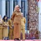 Kepala BKD Sultra, Zanuriah, memberikan pengarahan saat pimpinan apel gabungan dilaksanakan di halaman Kantor Gubernur Sultra, Senin, (05/08/2024).