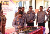 Irjen Pol Dwi Irianto, S.I.K., M.Si meresmikan rumah dinas Polri di Polsek Waworete, Kabupaten Konawe Kepulauan, Senin (05/08/2024).
