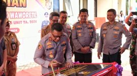 Irjen Pol Dwi Irianto, S.I.K., M.Si meresmikan rumah dinas Polri di Polsek Waworete, Kabupaten Konawe Kepulauan, Senin (05/08/2024).
